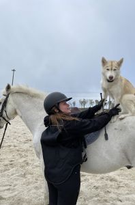 Rebelle se met au poney ! Trop gentil pookie ?