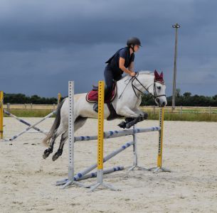 Cours de saut : Clara et Vicky 