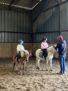 Jeanne, Edgar et Benoit lors d’un cours 